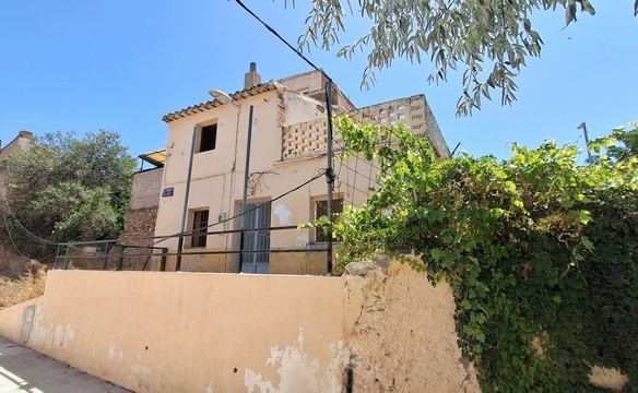 Traditional town house in Tijola, Almeria with rustic charm and outdoor space.