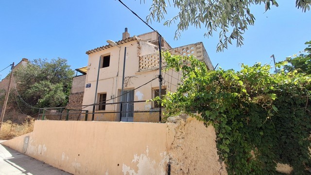 Traditional town house in Tijola, Almeria with rustic charm and outdoor space.