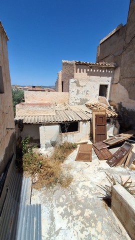 Charming town house in Tijola, Almeria, with rustic features and outdoor space. Ideal for renovation.
