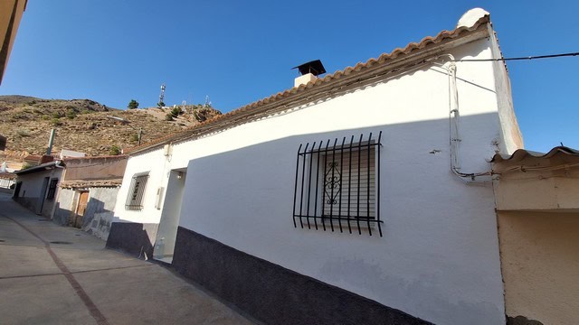 Charming village house in Somontin, Almeria with white walls and traditional design.