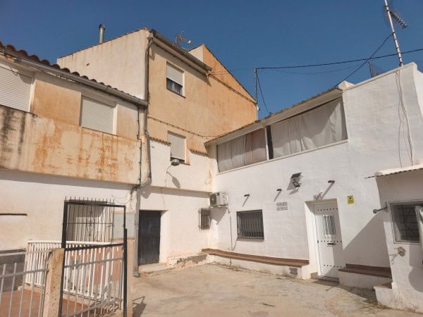 Cave house in Huesa, Jaen with whitewashed exterior and rustic charm. Perfect for those seeking uniq.