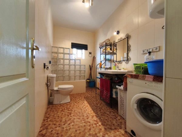 Cave house interior in Huesa, Jaen, featuring rustic decor and functional bathroom amenities.
