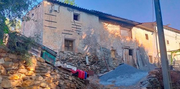 Traditional rural house in Seron, Almeria, with stone walls and rustic charm.