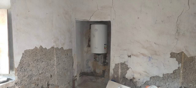 Interior view of an unfinished rural property in Seron, Almeria, with exposed walls and plumbing.
