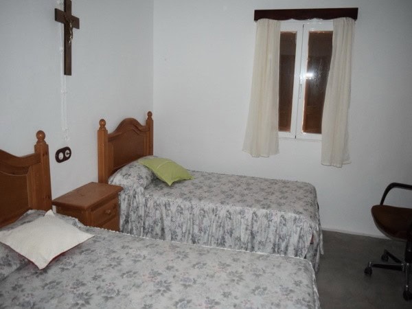 Charming farm property featuring two simple bedrooms with traditional decor in Baza, Granada.