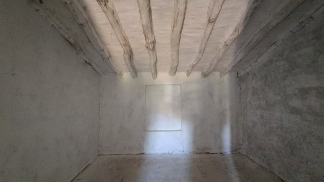 Beautiful unfinished rural house in Tijola, Almeria, with rustic beams and spacious interior.