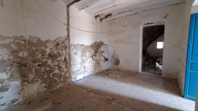 Interior of a rustic rural property in Albox, Almeria with unfinished walls and exposed surfaces.
