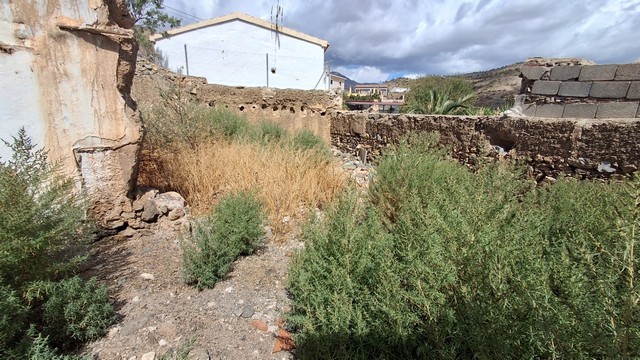Traditional rural property in Almeria with potential for renovation. Surrounded by natural landscape.