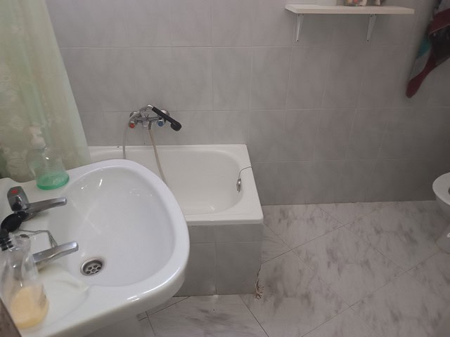Bathroom with sink and bathtub in rural property in Caniles, Granada.