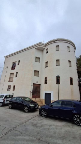 Charming apartment in Seron, Almeria, with a unique rounded design and modern amenities. Perfect for.