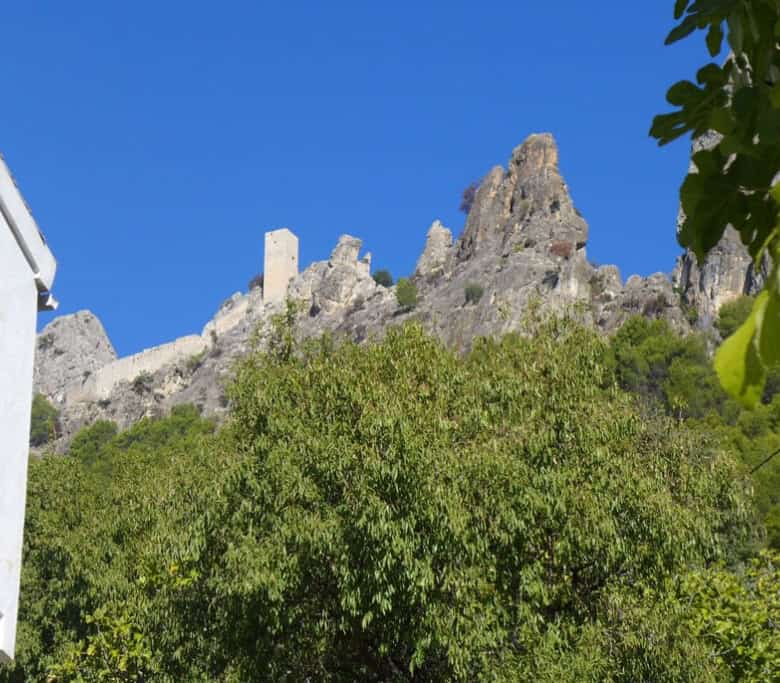 Charming rural property with scenic mountain views in Don Pedro, Jaen, ideal for countryside living.