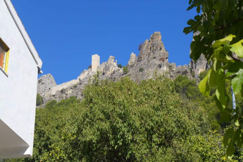 Charming rural property with scenic mountain views in Don Pedro, Jaen, ideal for countryside living.