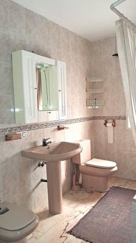 Charming town house in Purchena, Almeria, featuring a cozy bathroom with modern fixtures. Ideal for.