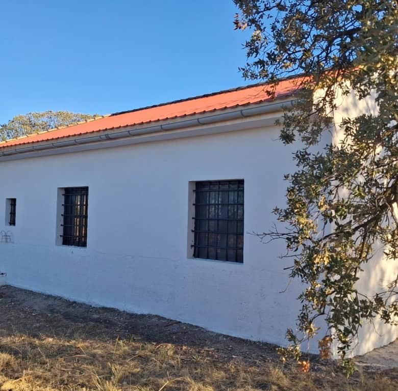 Charming rural property in Freila, Granada with traditional white walls and red-tiled roof.