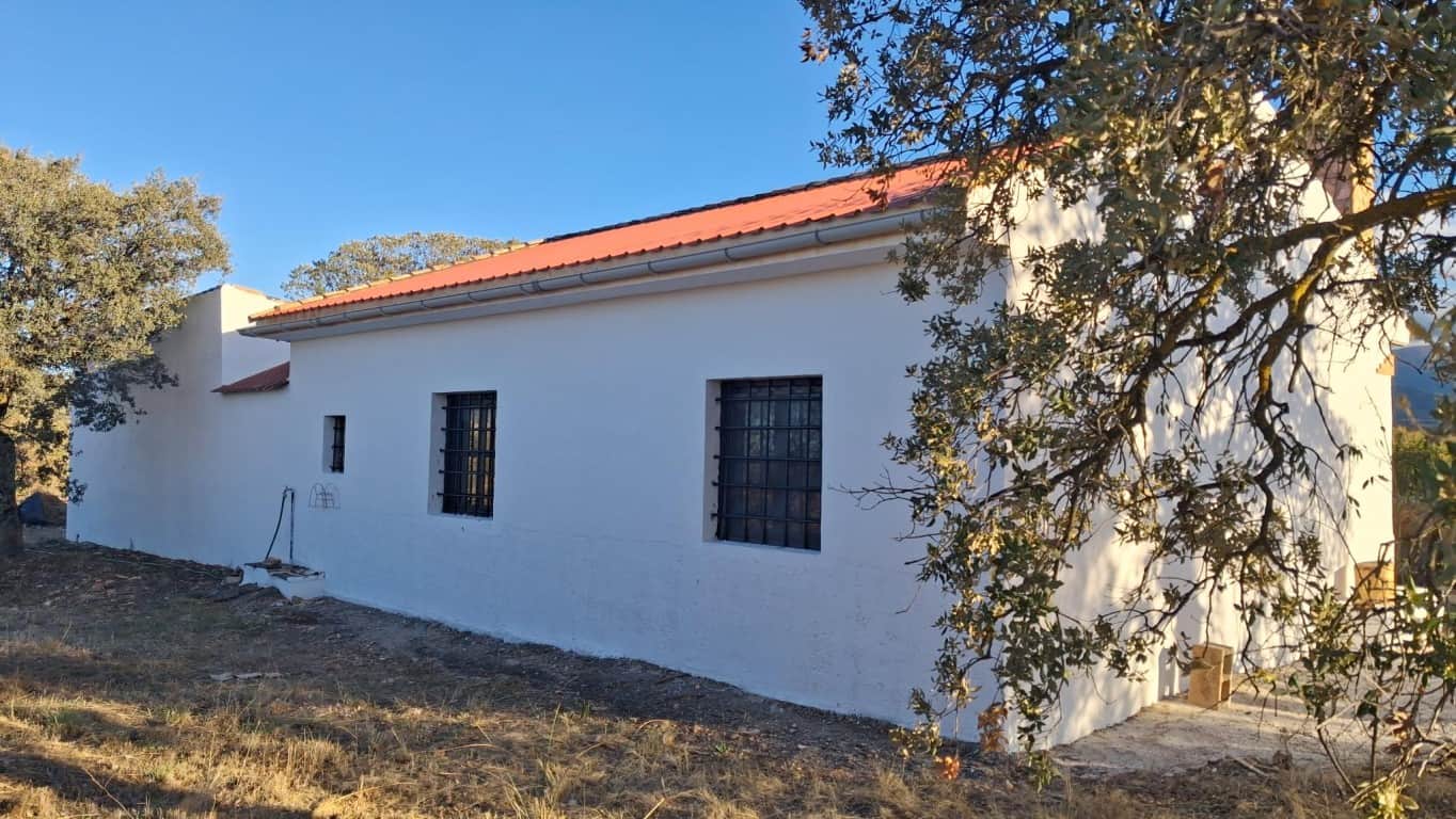 Charming rural property in Freila, Granada with traditional white walls and red-tiled roof.