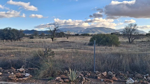 Scenic rural property with open fields and mountain views in Freila, Granada, ideal for countryside.
