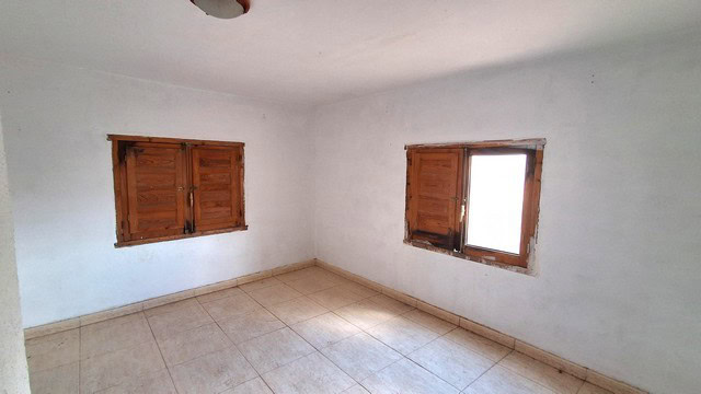 Charming rural property with two wooden windows in Albox, Almeria, ideal for renovation or investmen.