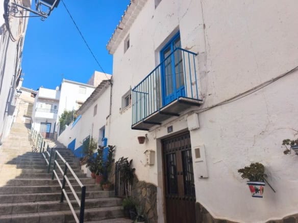 Traditional whitewashed village property with a small balcony in Hinojares, Jaen. Perfect for those.