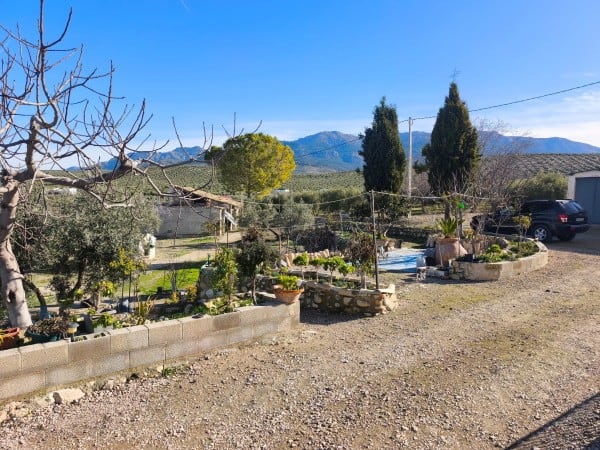 Rural property with garden and mountain views in Quesada, Jaen, ideal for countryside living.