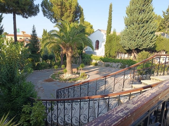 Charming villa in Cullar, Granada with lush gardens and scenic views. Perfect for relaxing and enjoy.
