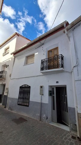 Charming town house in Seron, Almeria with balcony and modern entrance. Perfect for buyers seeking a.