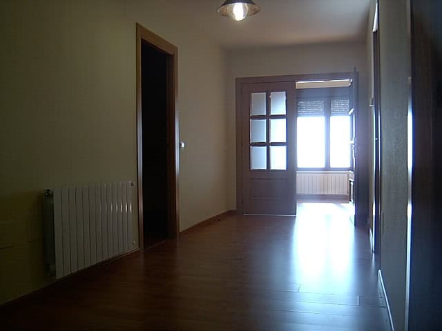 Spacious room in a finca in Huescar, Granada with natural light and wooden flooring.