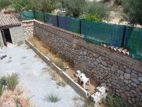 Charming village property with stone wall in Pozo Alcon, Jaen, ideal for renovation or development.