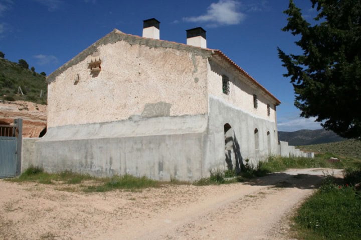 Finca in Huescar, Granada with rustic charm and scenic surroundings. Perfect for those seeking a pea.