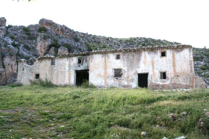 Rustic finca in Huescar, Granada featuring traditional architecture and natural surroundings.