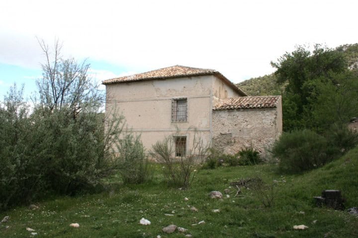 Finca in Huescar, Granada with rustic charm and scenic surroundings. Perfect for countryside living.
