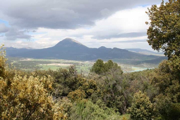 Finca with mountain views in Huescar, Granada, surrounded by lush greenery and scenic landscapes.