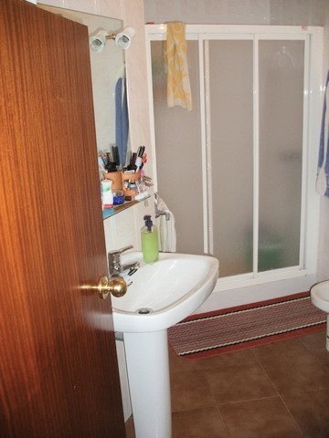 Charming cave house interior in Benamaurel, Granada, featuring a bathroom with sink and shower. Perf.