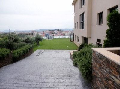 Spacious outdoor area with greenery and paved pathway in a country estate in Pozo Alcon, Jaen.