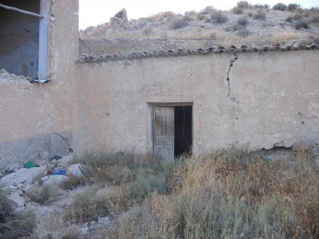 Traditional rural house in Venta del Peral, Granada, with rustic charm and potential for renovation.