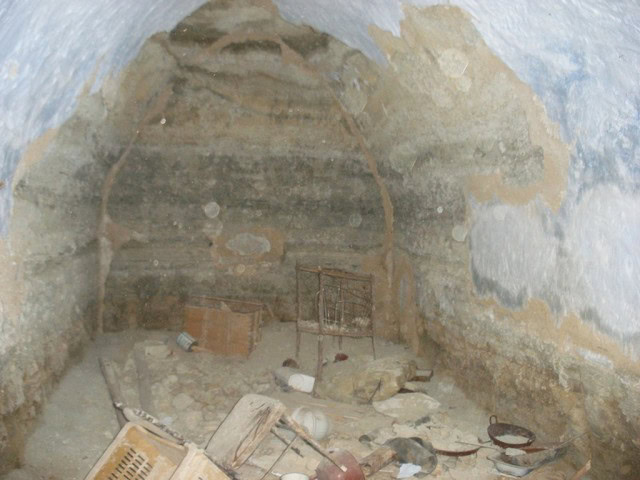 Rural property with stone walls and arched ceiling in Venta del Peral, Granada, ideal for renovation.