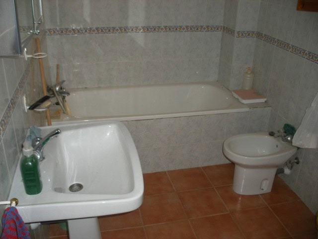 Charming cave house with bathroom in Castillejar, Granada, offering unique rural living experience.