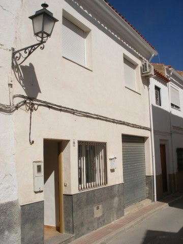 Commercial property for sale in Castillejar, Granada, featuring a white facade and street access.