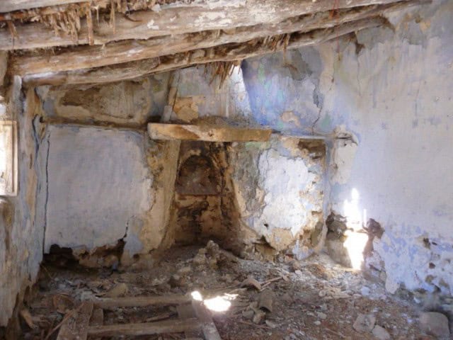 Farm property interior with rustic walls and wooden beams in Baza, Granada.