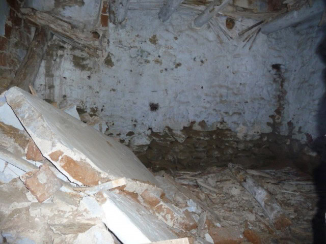 Farm property ruins in Baza, Granada, with stone walls and exposed wooden beams, ideal for renovatio.