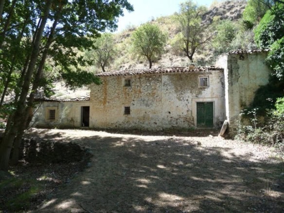 Farmhouse in Baza, Granada with rustic charm and scenic mountain views.