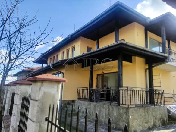 Spacious 3-bedroom semi-detached home with recent upgrades, close to the beach, ideal for comfortabl.