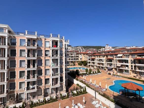 Bright one-bedroom apartment overlooking the pool in Polar Star, Sveti Vlas.
