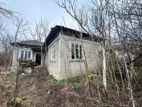 Old house with large garden, ideal for renovation near the coast.