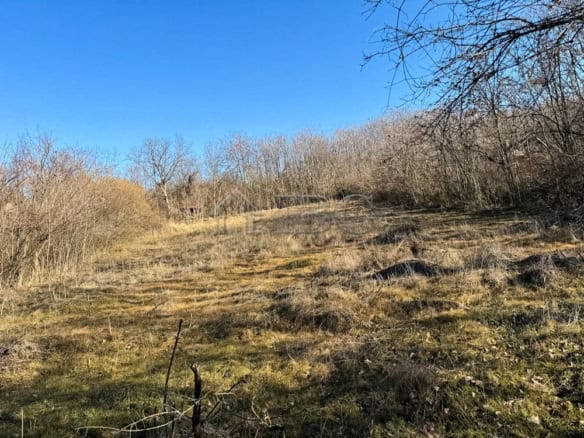 Parcel for sale in a family-friendly neighborhood of Ruse, Bulgaria, ideal for building a home or in.