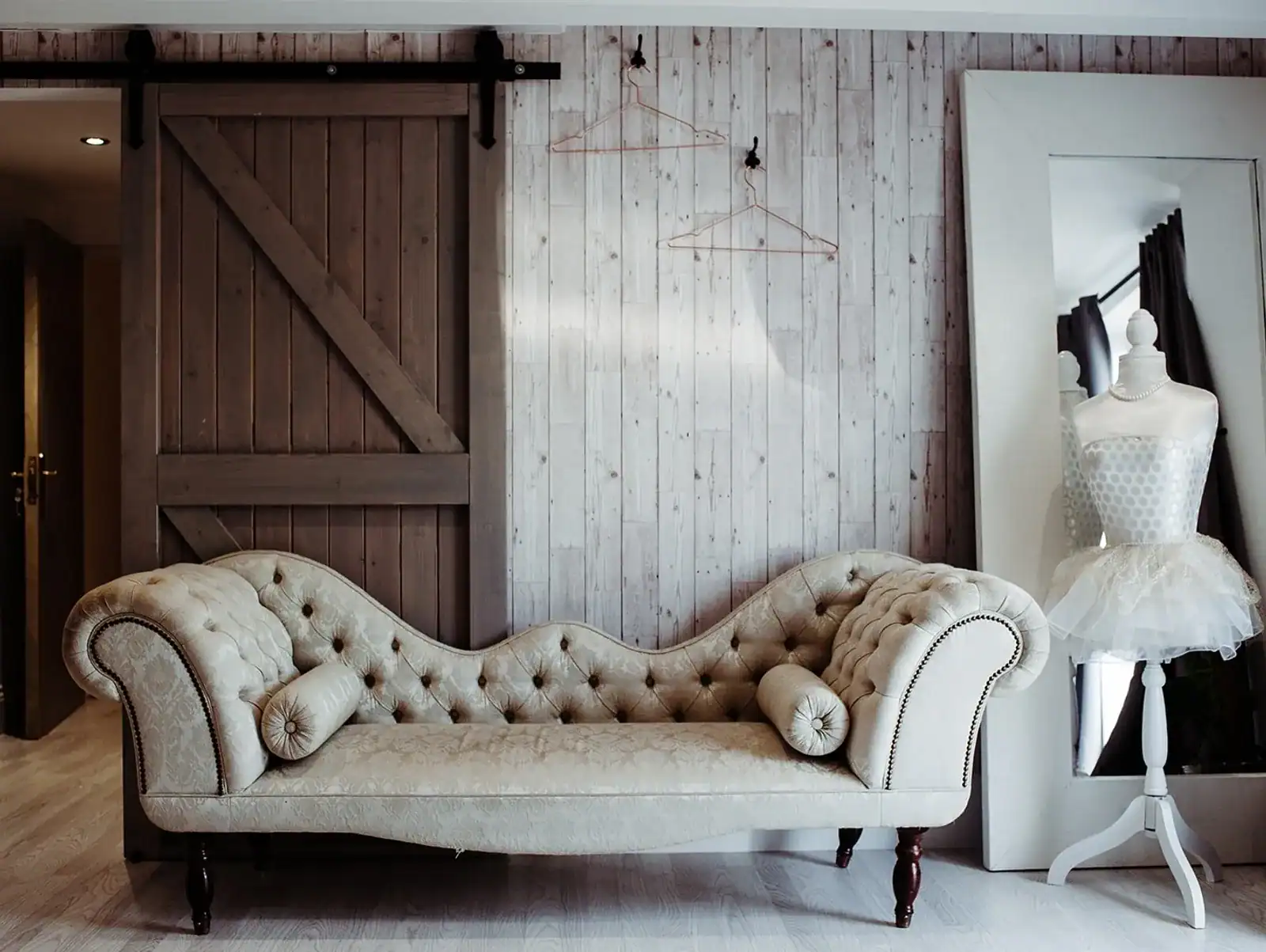 Elegant vintage sofa in stylish interior setting Elegant vintage sofa with tufted upholstery in a modern interior.