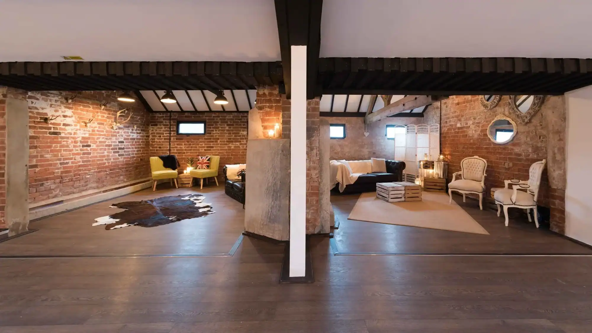 Chic loft with exposed brick walls and vintage furniture Stylish loft interior featuring brick walls, modern and vintage furniture, cozy lighting, and open s.