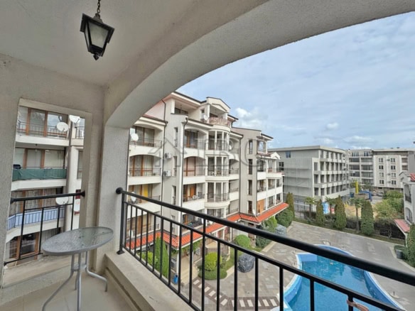 Bright studio apartment with balcony overlooking the pool in Chateau Vallon, Sunny Beach. Perfect fo.