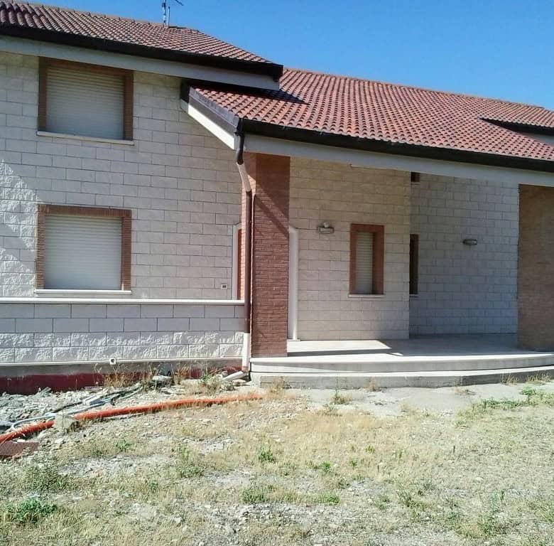 Beautiful 3-bedroom house for sale in Orsara di Puglia, Italy, featuring a charming exterior and spa.