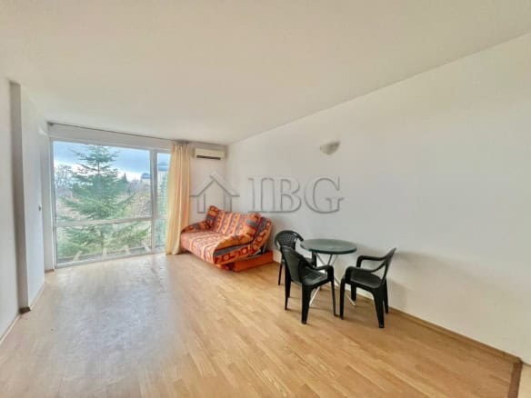 Bright 1-bedroom apartment overlooking the sea and green area in Sveti Nikola complex.