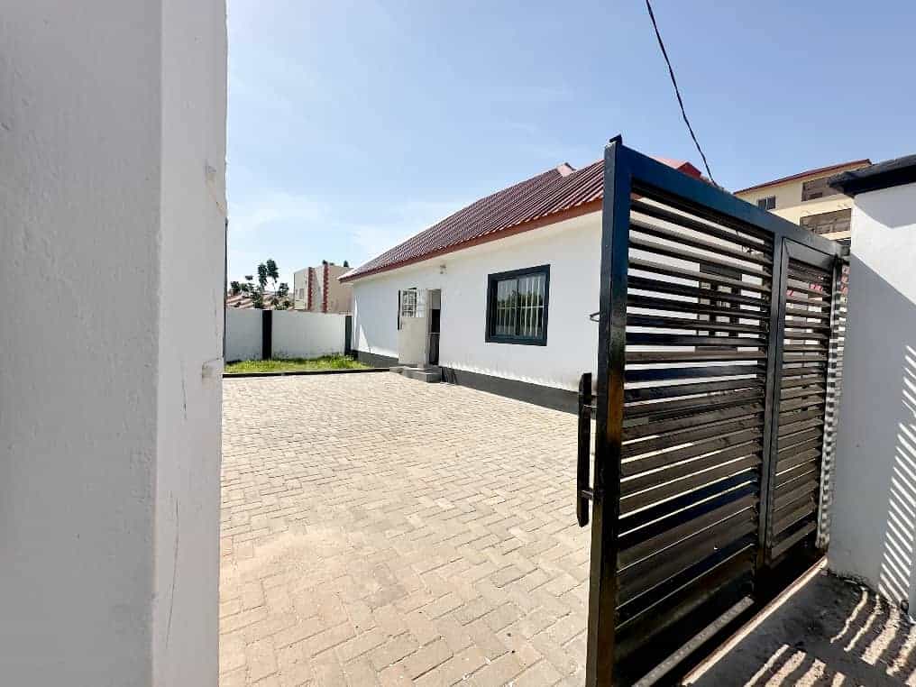 Luxury 3-Bed Villa in Brufut Gardens, Gambia Luxury 3 Bed Villa for Sale in Brufut Gardens Estate, Gambia, with modern design and spacious outdoo.